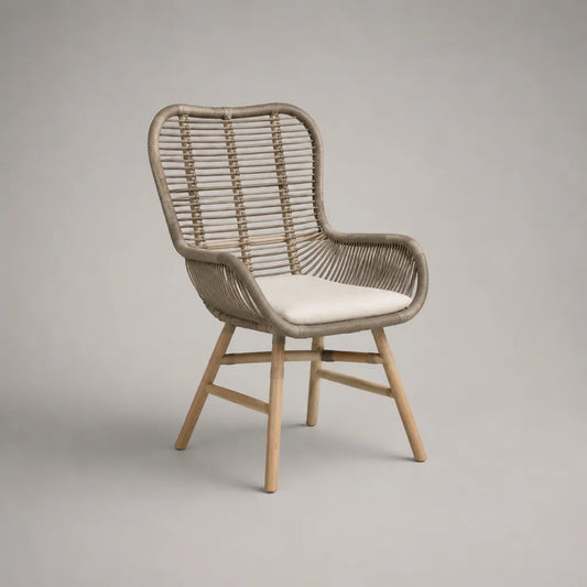 Poltrona in rattan sintetico e legno beige con cuscino crema, 62 × 66 × 88 cm